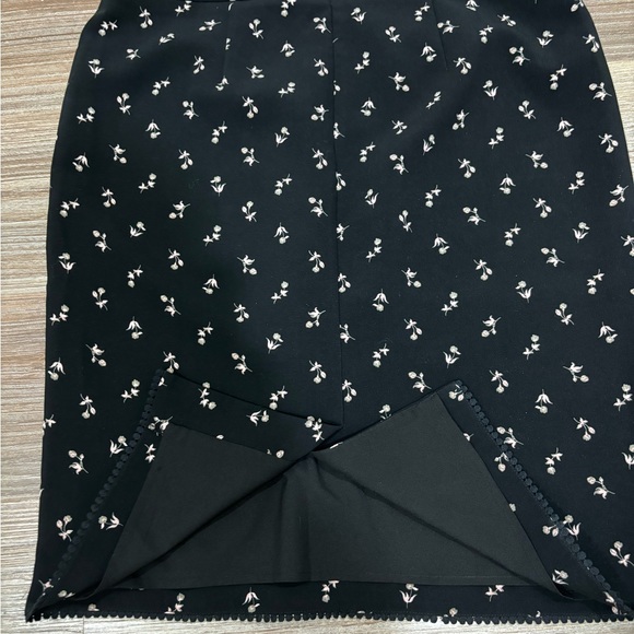 Ann Taylor fully line pencil skirt with back slit size 14. - Picture 5 of 11